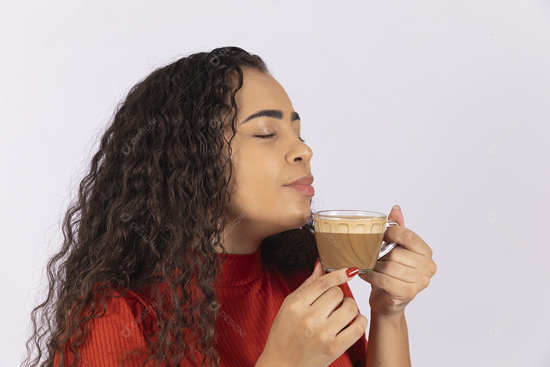 Jovem se deliciando com cappuccino