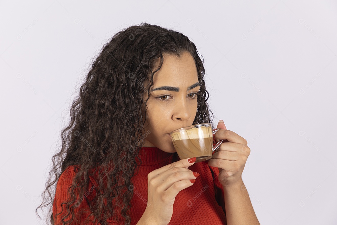 Jovem se deliciando com cappuccino