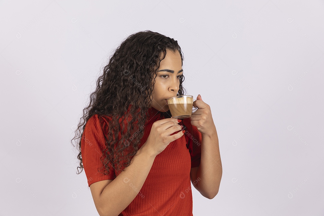 Jovem tomando delicioso cappuccino