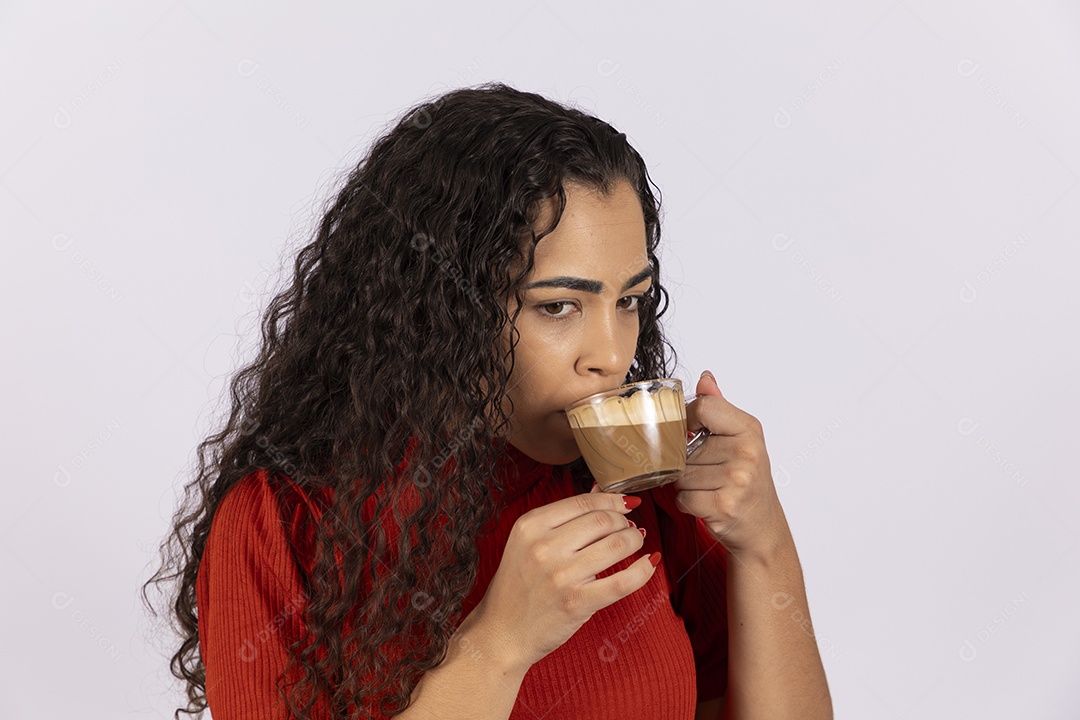 Jovem bebendo seu cappuccino delicioso