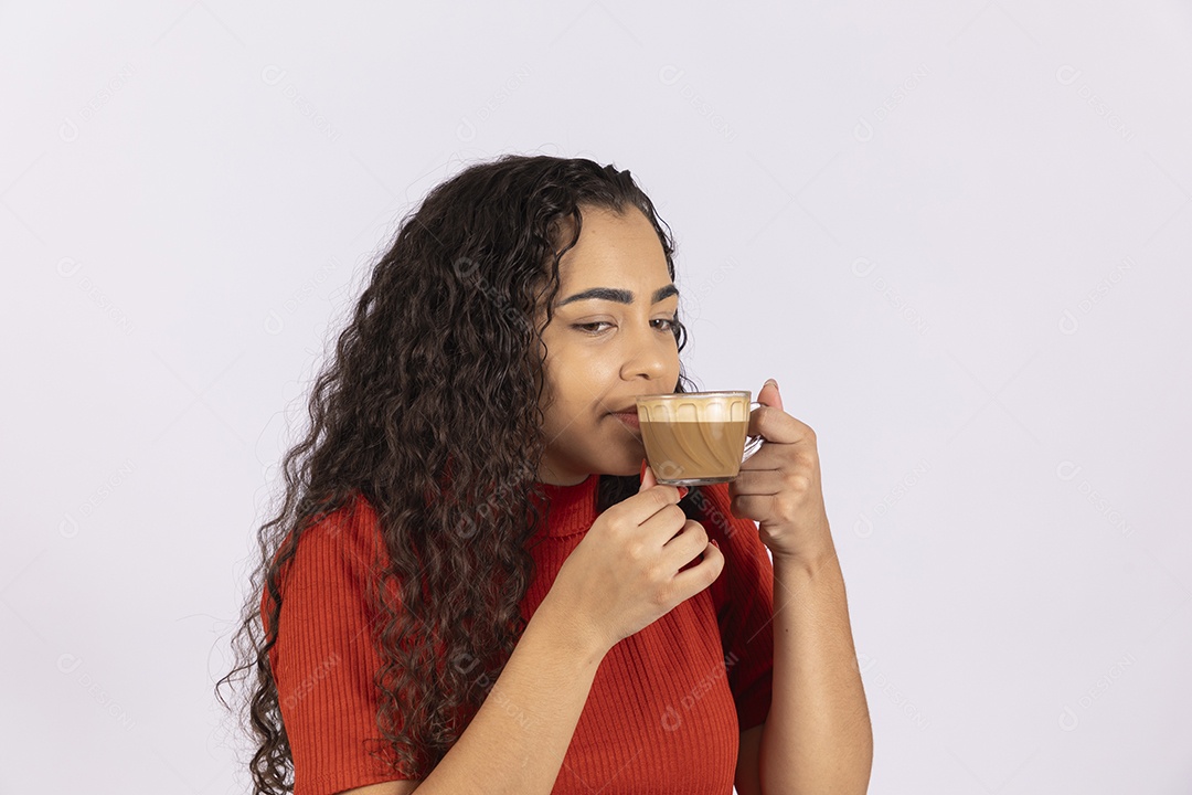 Jovem tomando um delicioso cappuccino