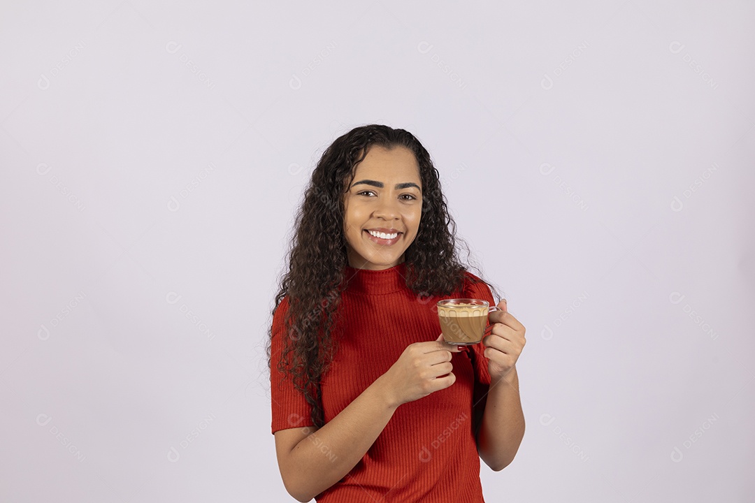 Mulher feliz com sua xícara de cappuccino