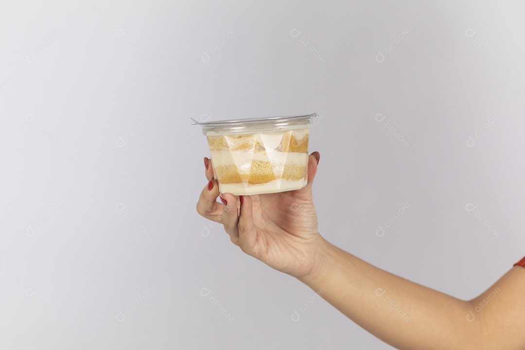 Mão segurando pote de bolo