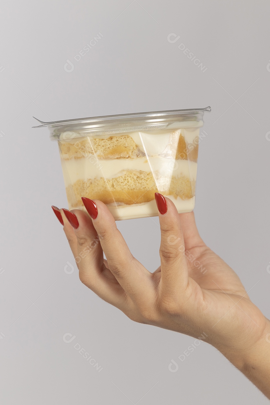 Mão de mulher com pote de bolo de pote