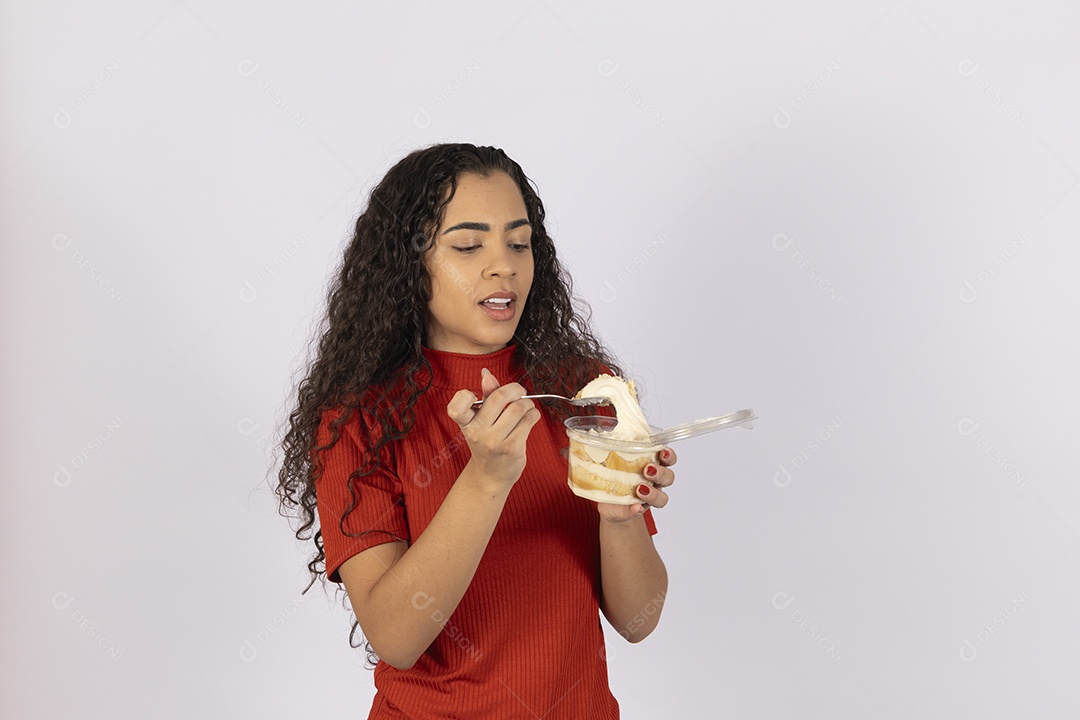 Linda moça comendo um delicioso bolo de pote