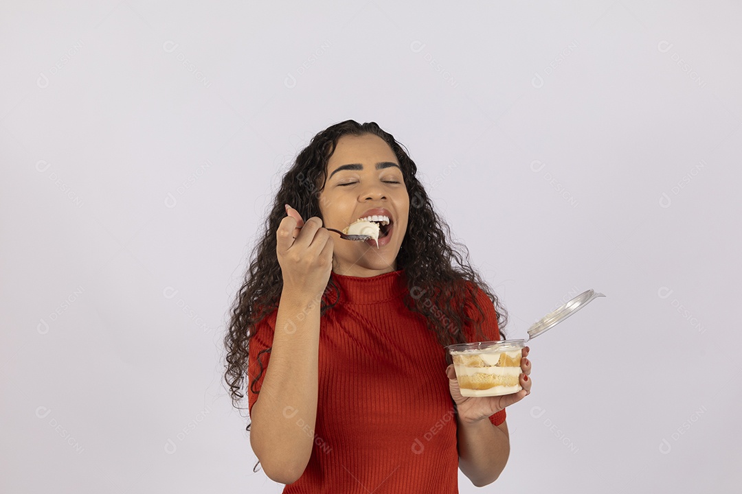 Delicioso bolo que uma jovem está comendo