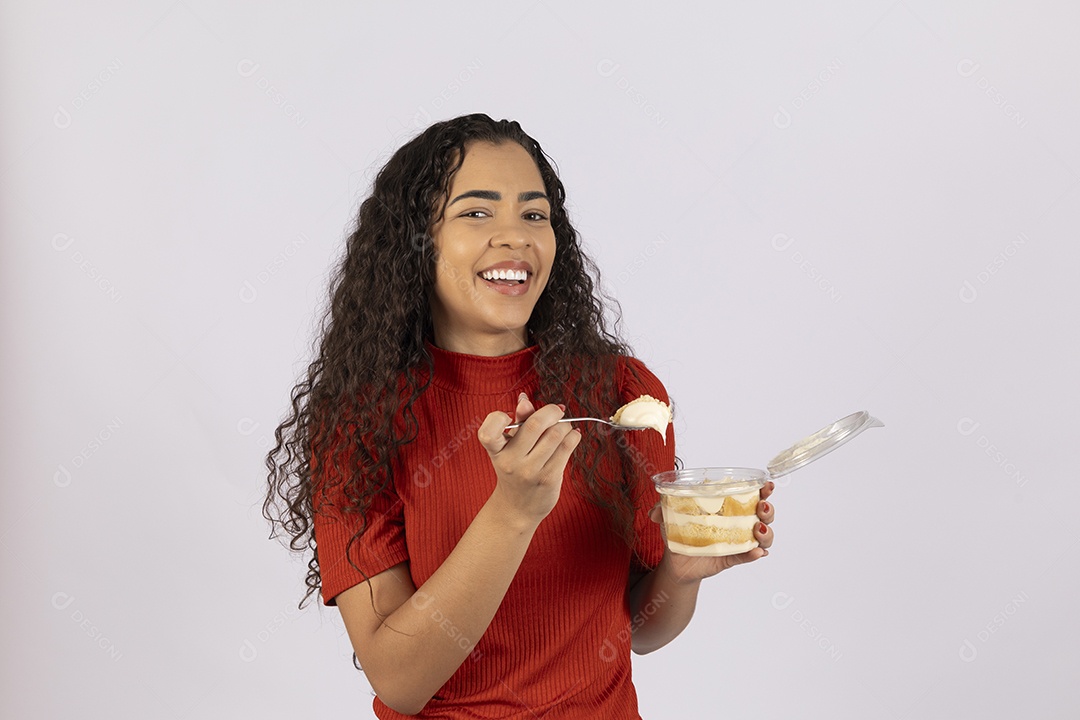 Linda jovem comendo bolo de pote delicioso