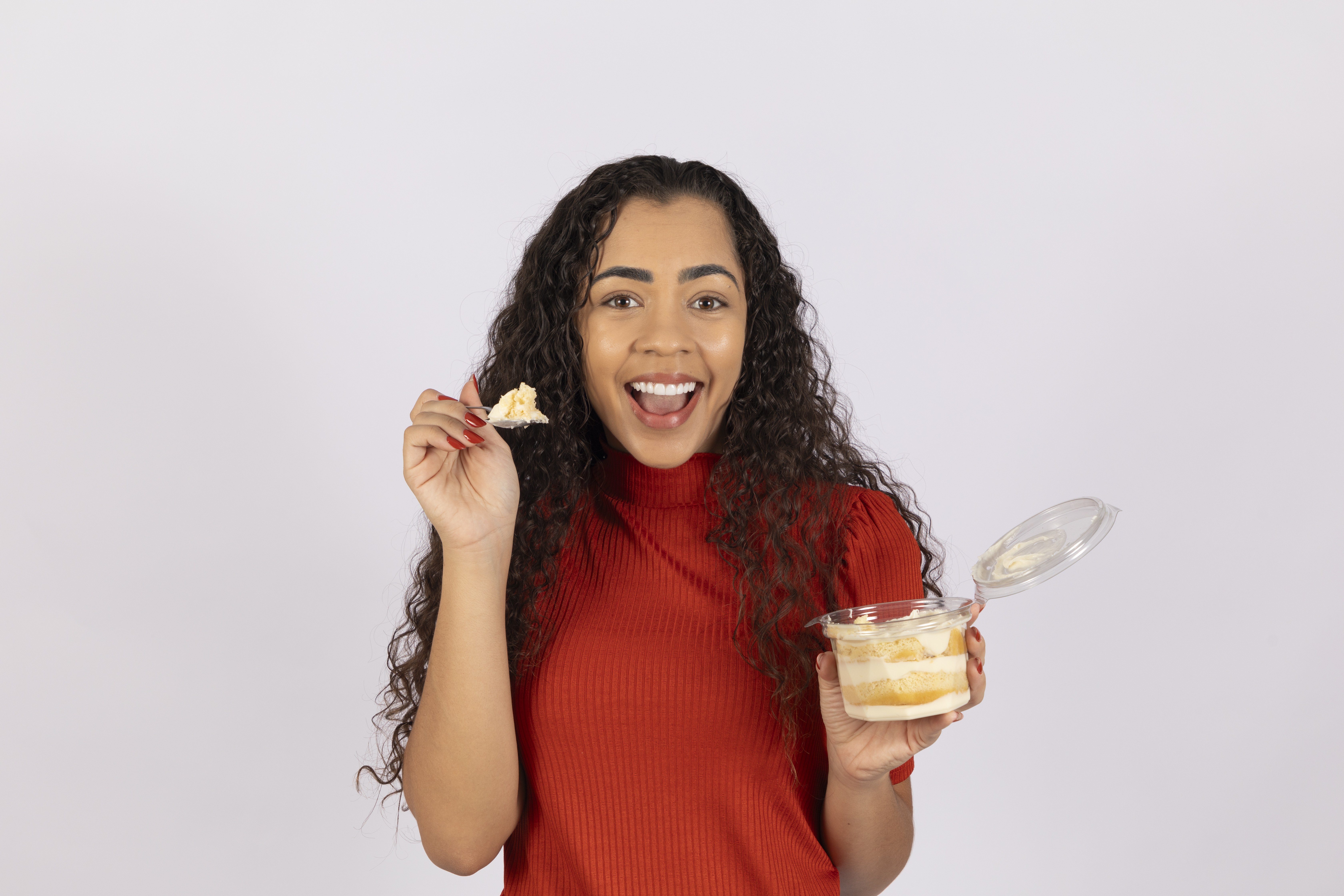 Linda jovem comendo bolo de pote delicioso