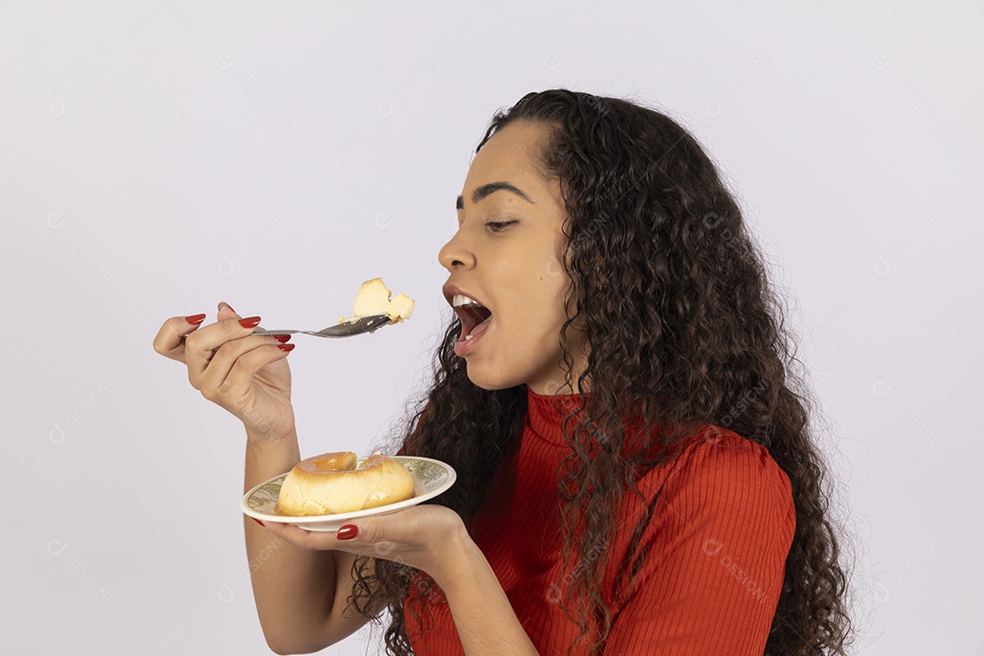 Uma jovem se deliciando com um mine pudim