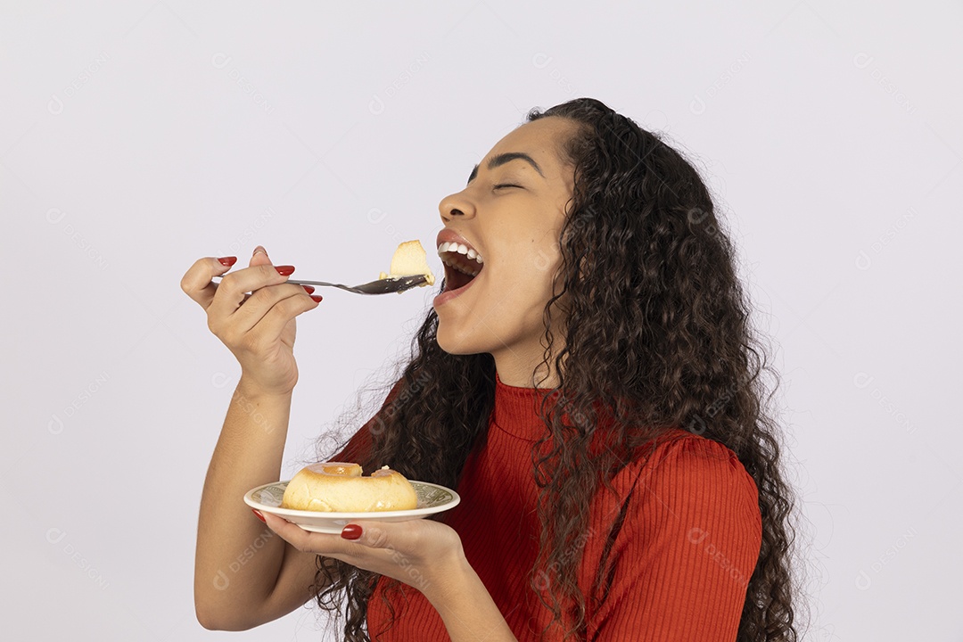 Uma jovem se deliciando com um mine pudim