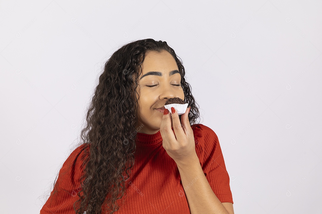Mulher sentindo o delicioso cheiro de um brigadeiro gourmet