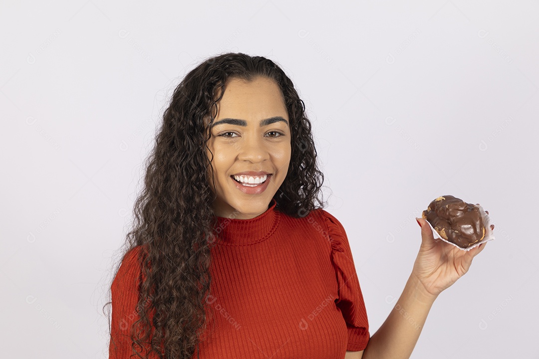 Jovem mulher com um esfirra de chocolate deliciosa