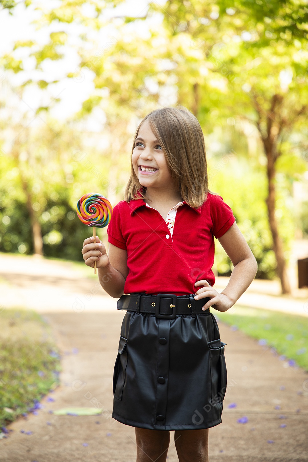 Uma linda garotinha feliz com seu pirulito favorito