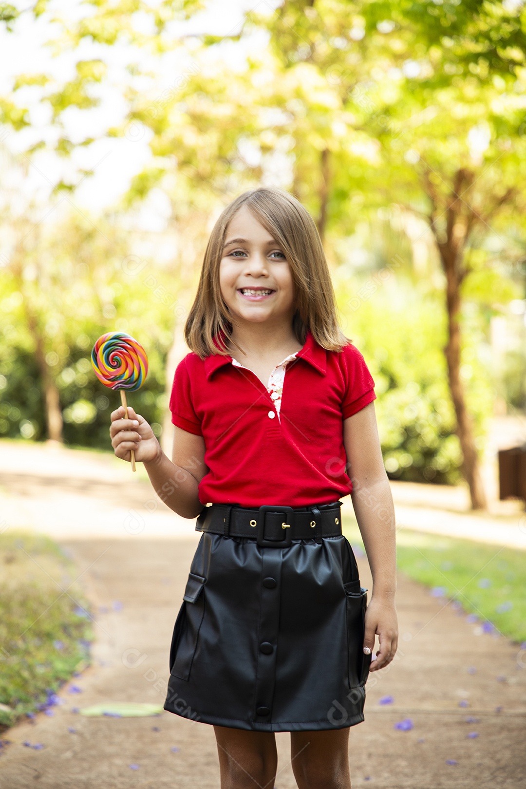 Linda criança com seu pirulito na mão