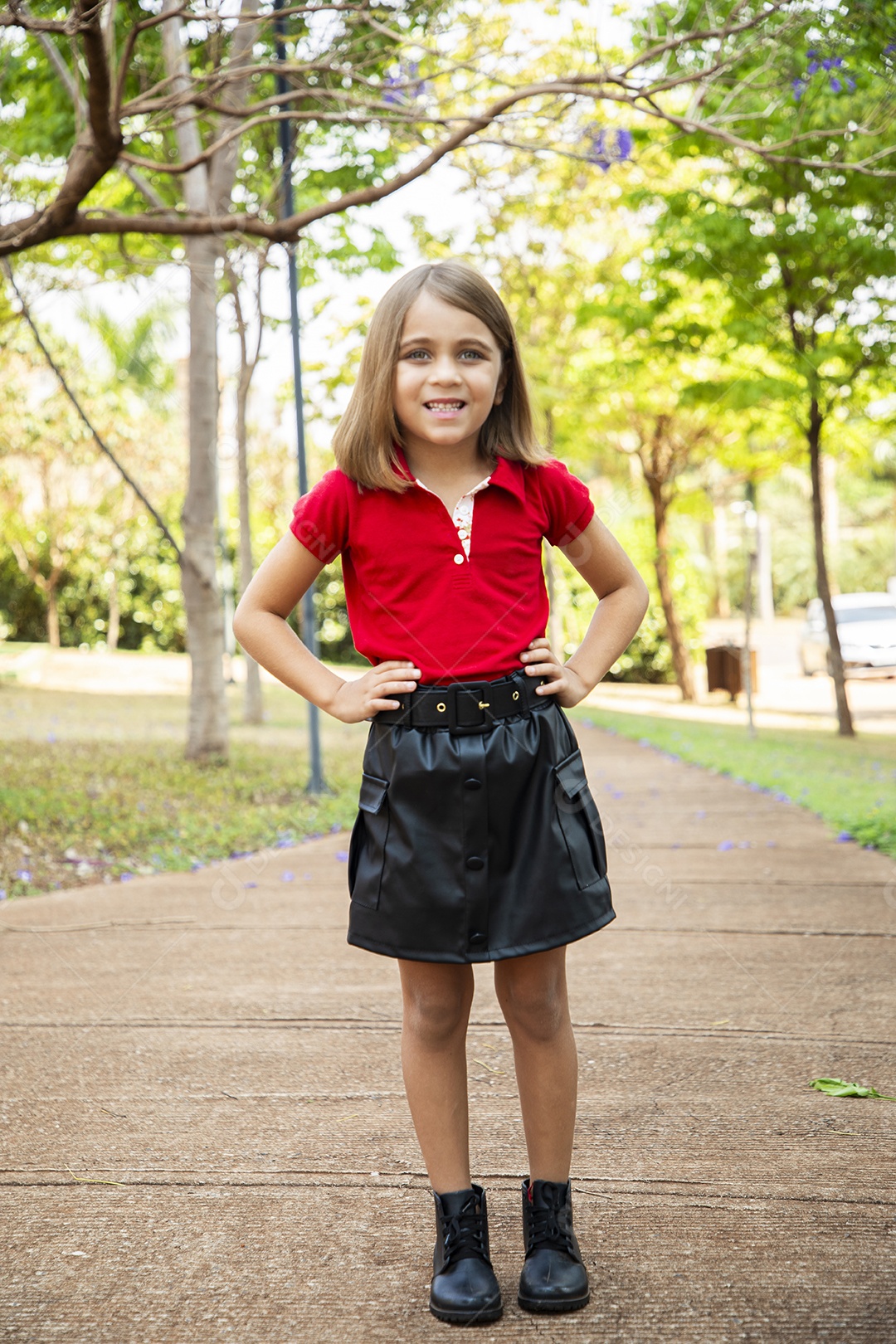 Linda garotinha com mãos na cintura sorrindo