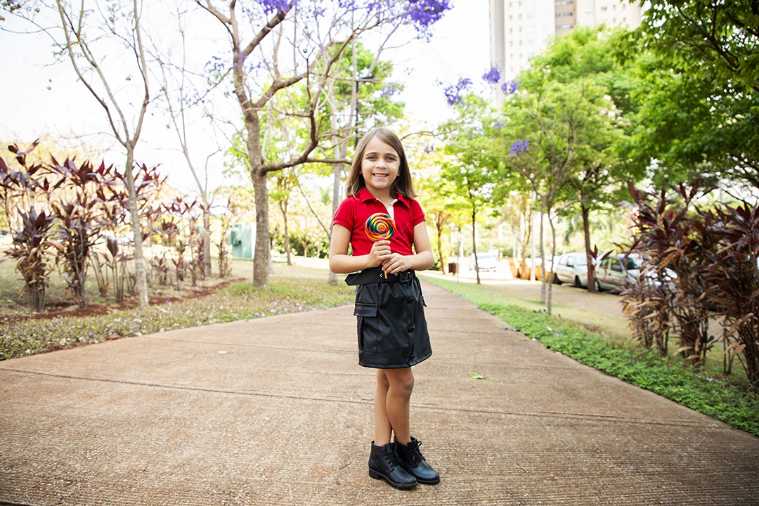 Uma linda jovem estilosa com pirulito na mão