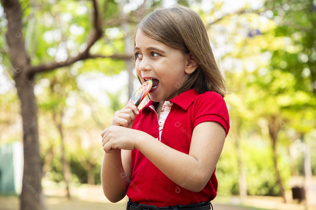 Menina fofa com pirulito na boca
