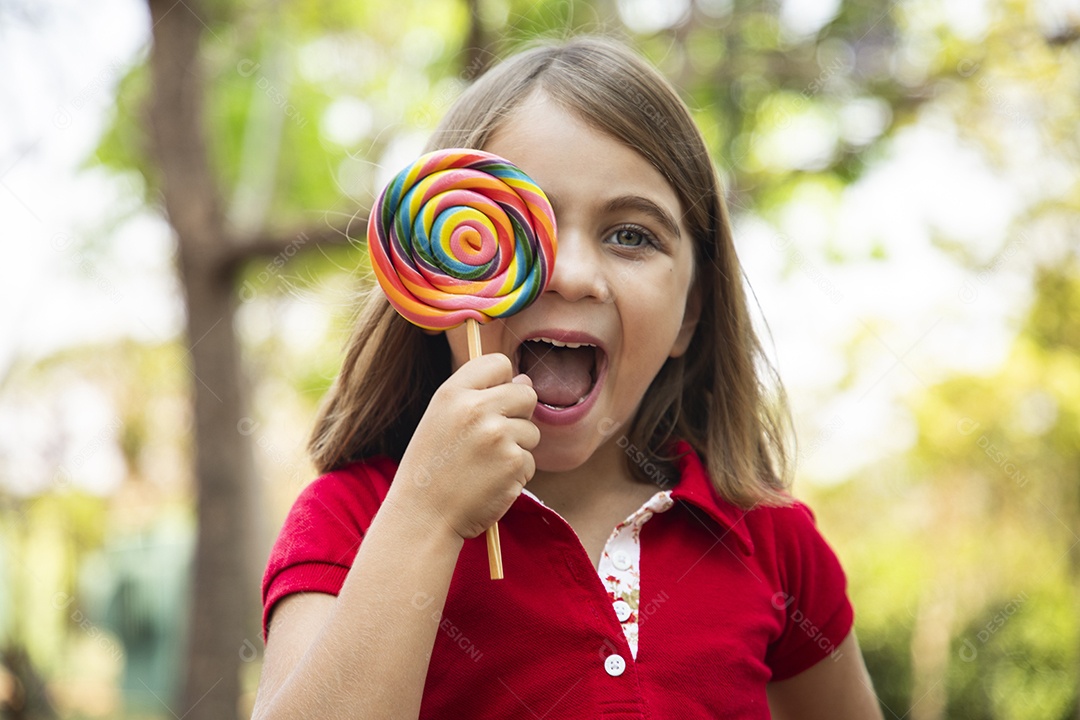 Linda garotinha feliz com pirulito
