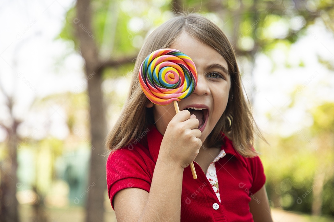 Linda garotinha feliz com seu pirulito