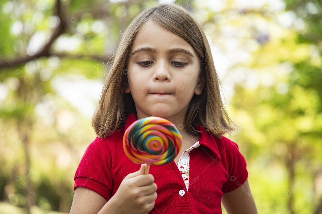 Uma criança linda com pirulito nas mãos