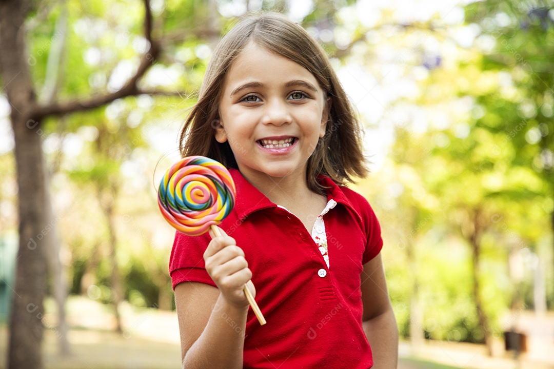 Linda garotinha fofa com pirulito nas mãos