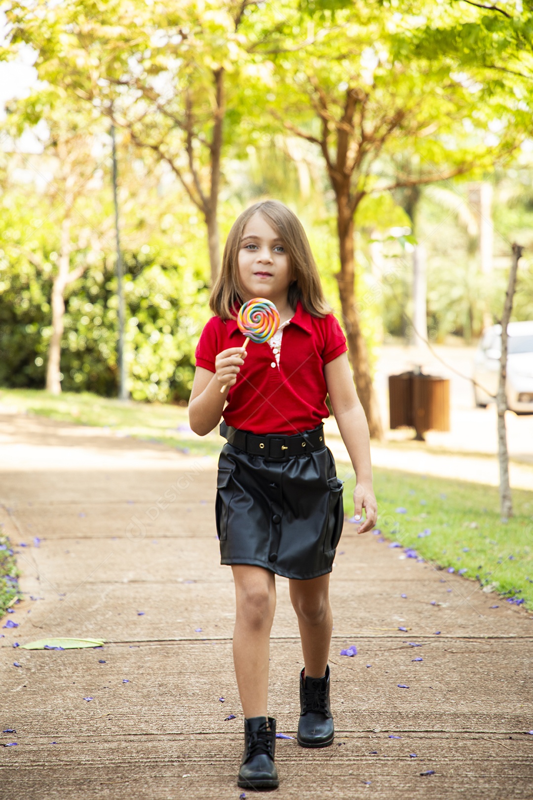 Uma menina linda com pirulito e pose para foto