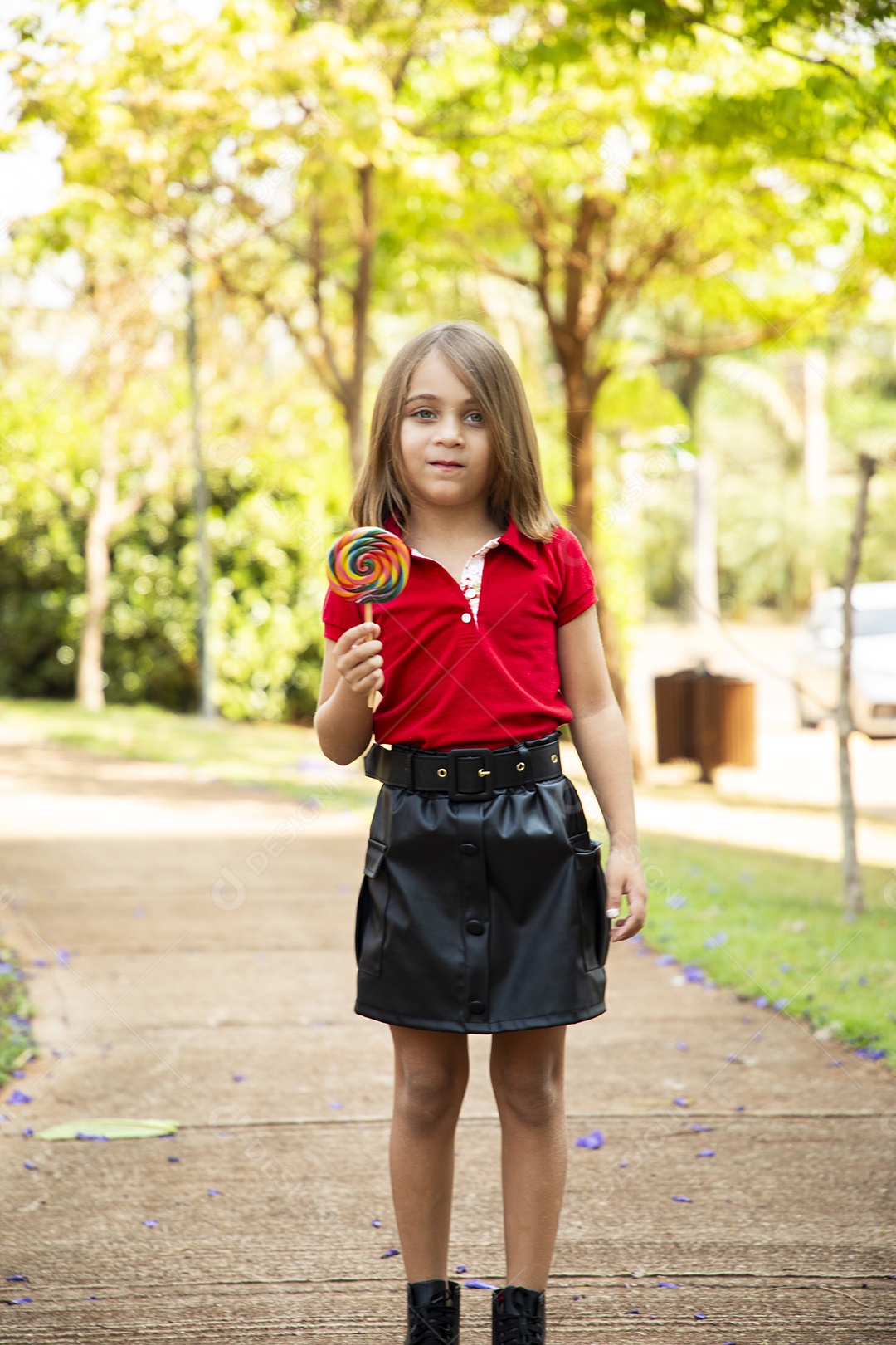 Linda garota  feliz com um pirulito na mão