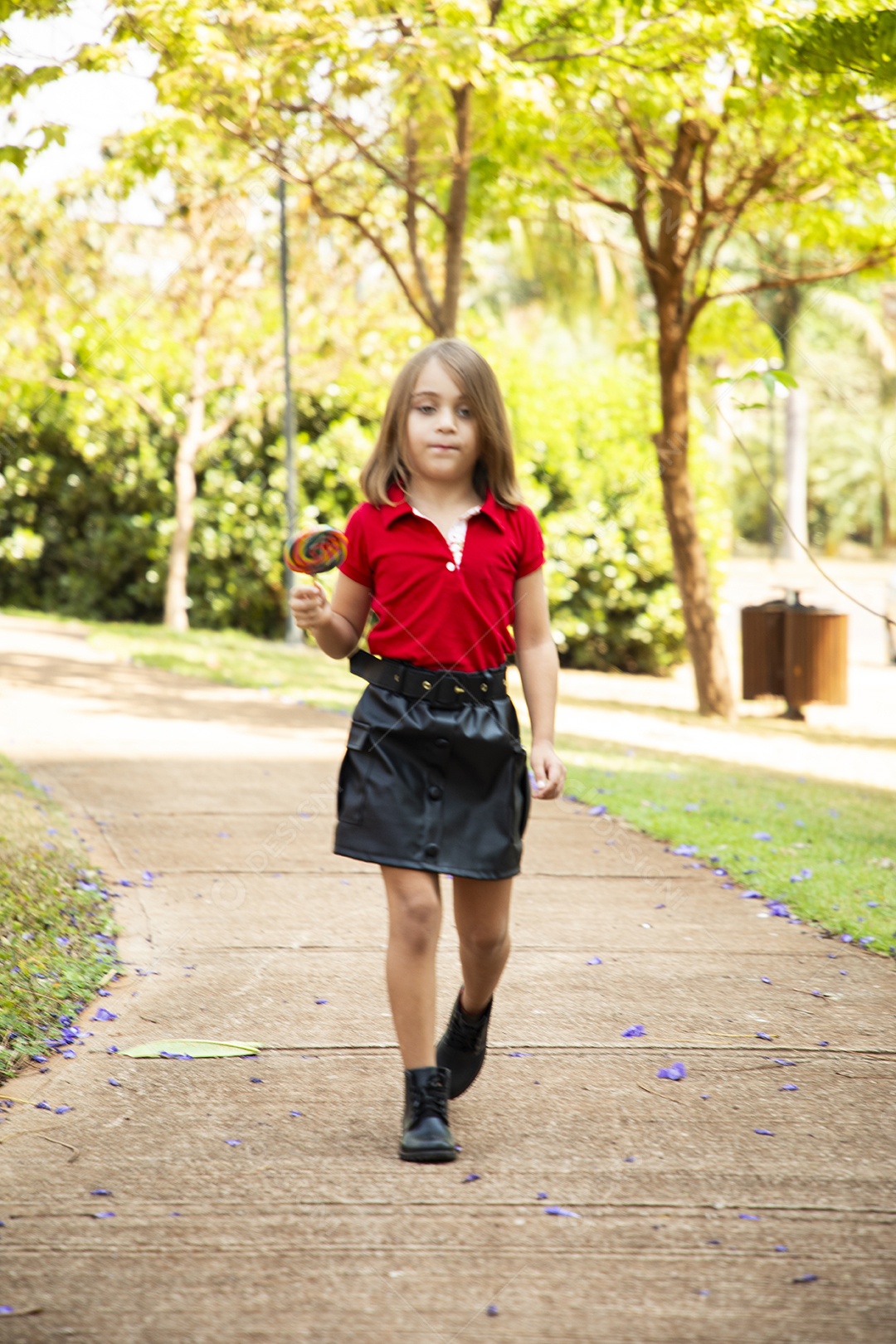 Uma linda criança segurando um pirulito