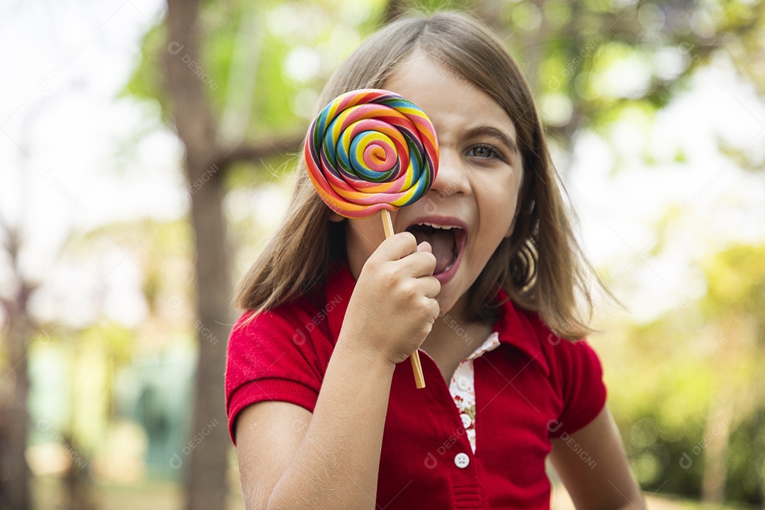 Uma linda garotinha feliz com seu pirulito