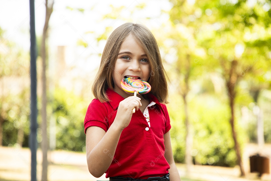 Menina fofa chupando seu pirulito