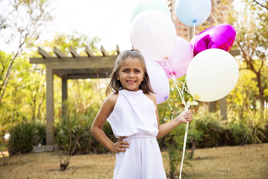 Menina linda com mãos na cintura