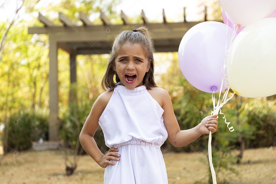 Menina fofa com balões de coração para fotos de aniversário