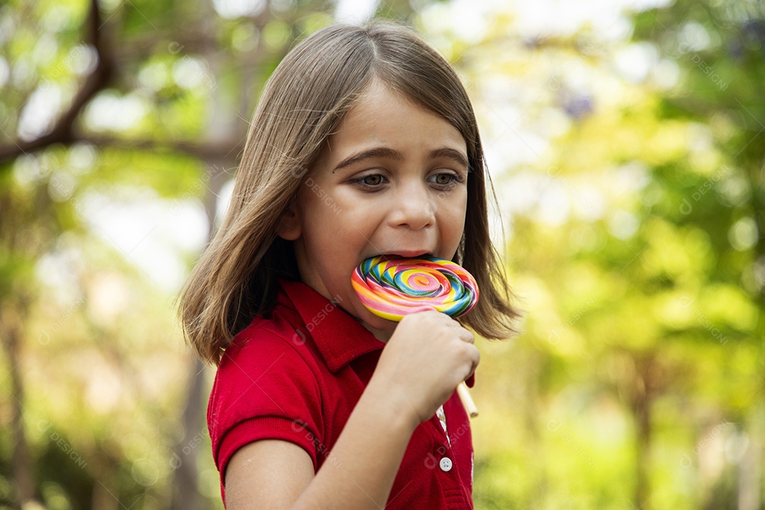 Garota fofinha chupando pirulito
