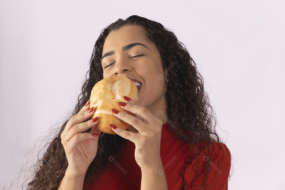 Mulher se deliciando com pão francês