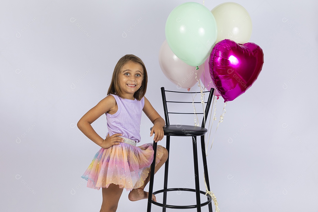 Linda garotinha com balões