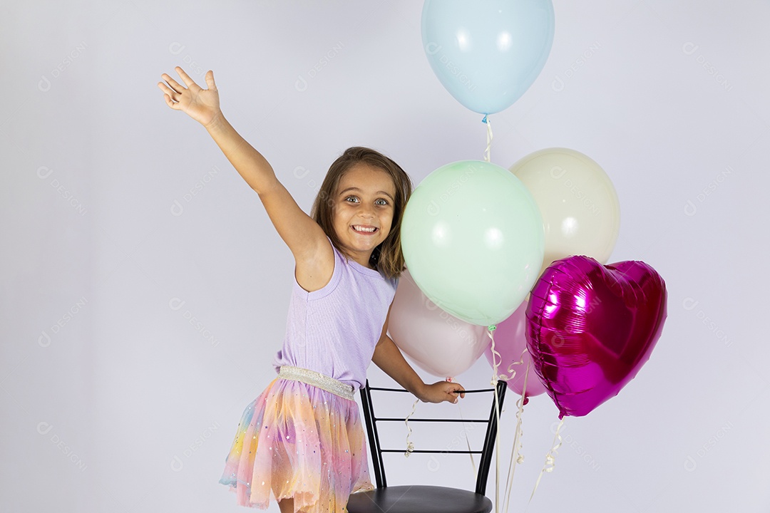 Menina linda com balões