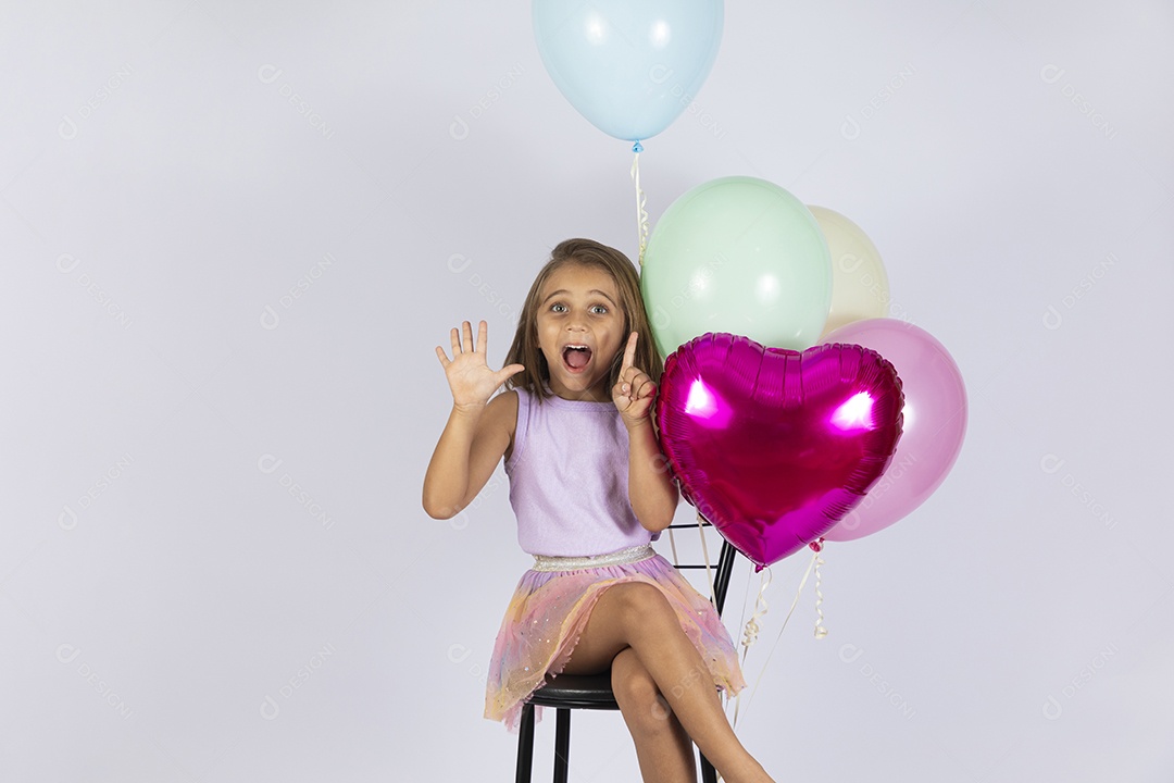 Menina linda comemorando 6 anos de idade