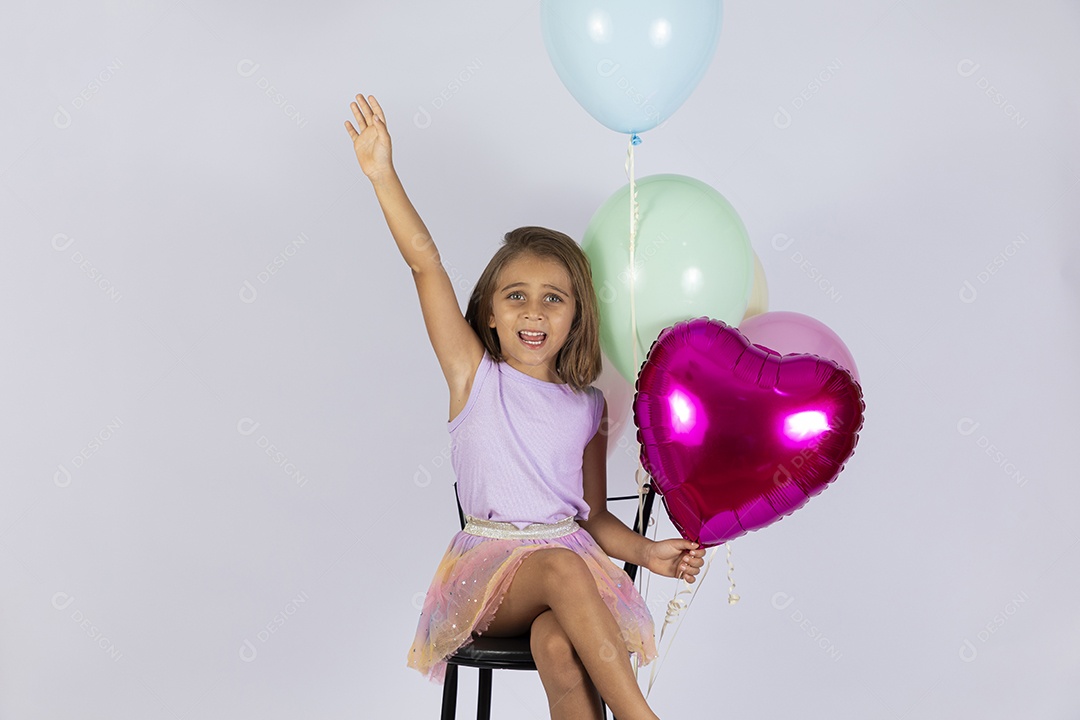 Linda menina com balões coloridos posando para foto
