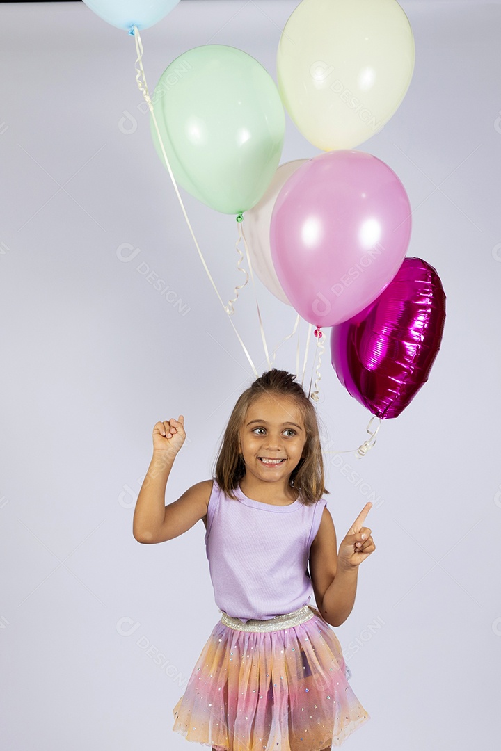 Menina fofa linda tirando fotos para seu aniversário