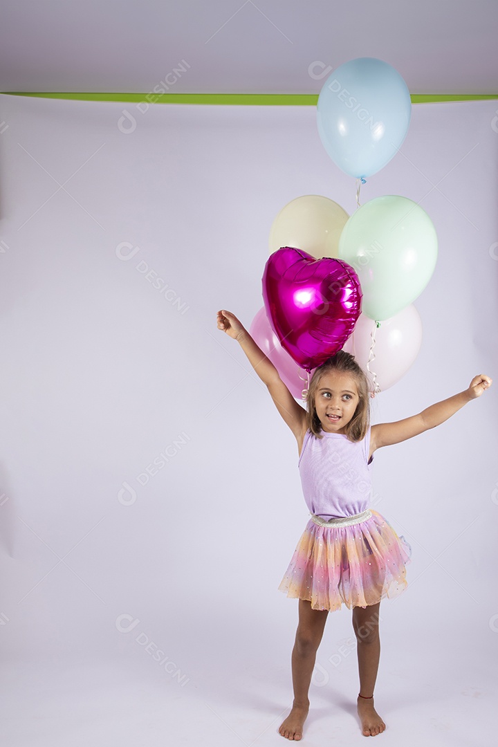 Linda garotinha com balões na mão