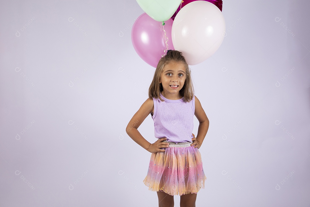 Menina loira linda sorrindo para fotos