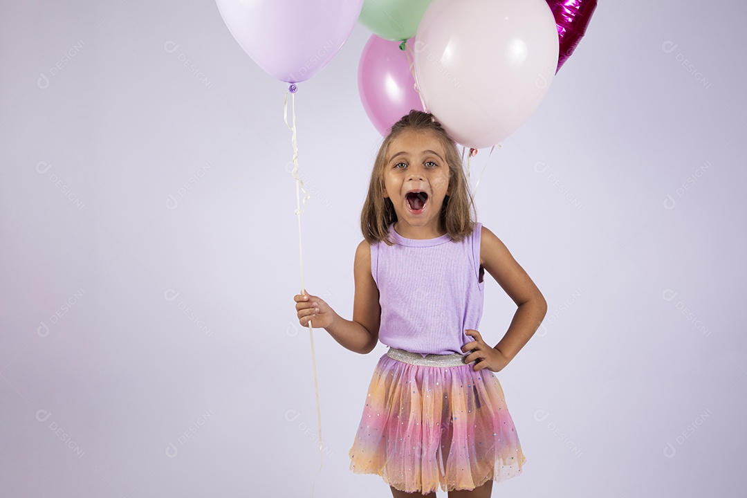 Menina segurando balões  com mãos na cintura