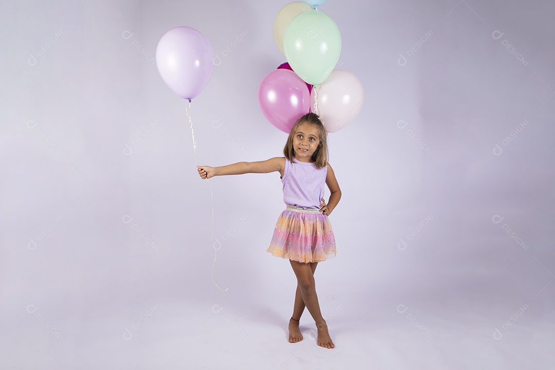 Menina linda com mãos na cintura