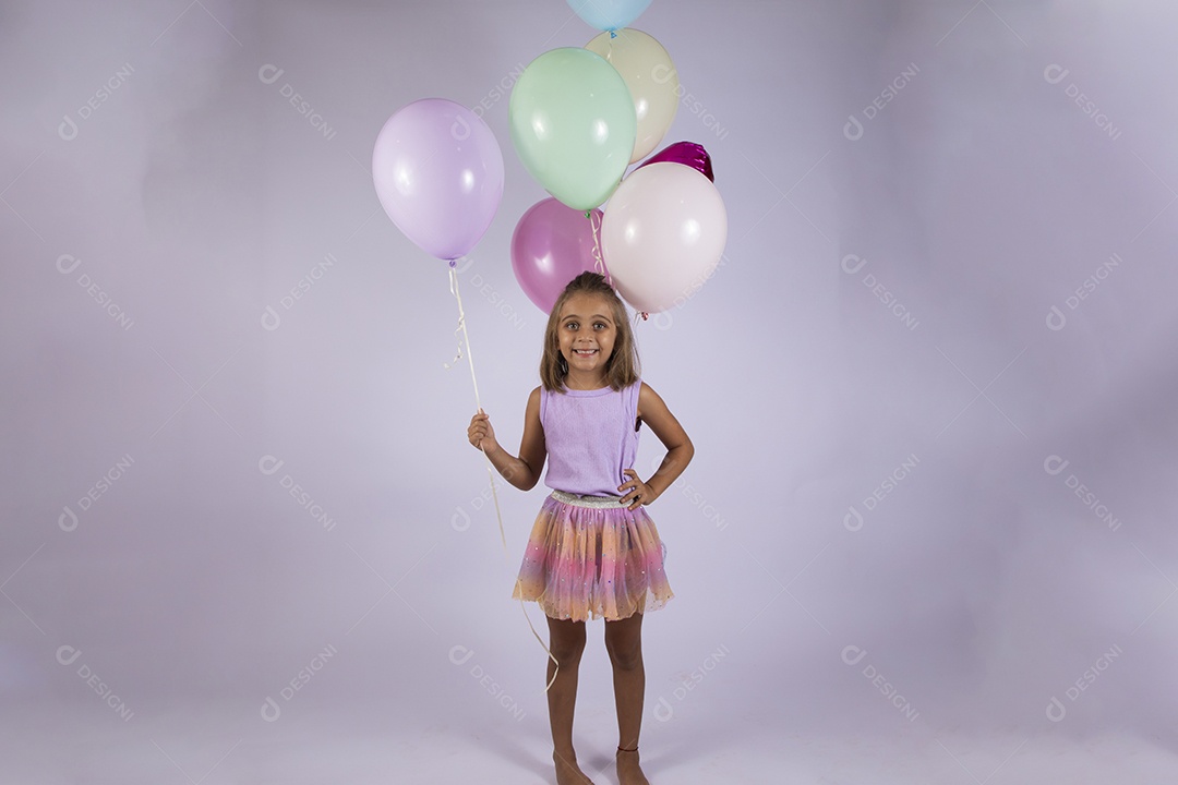 Menina linda em studio segurando balões