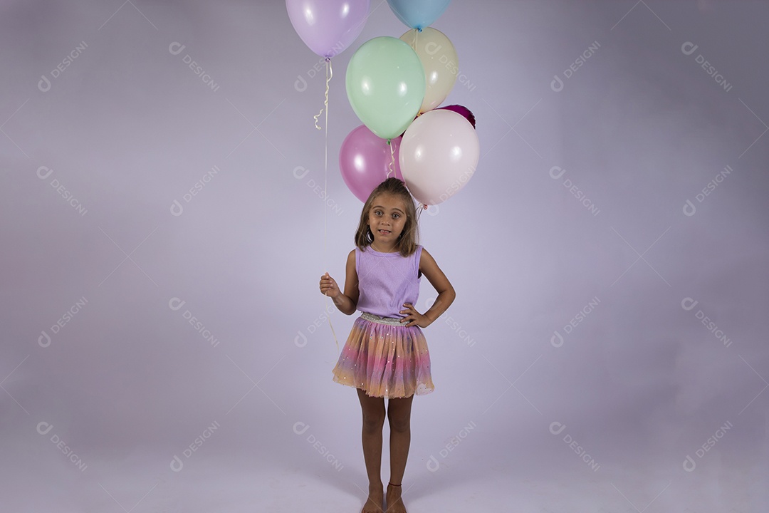 Menina linda em studio segurando balões