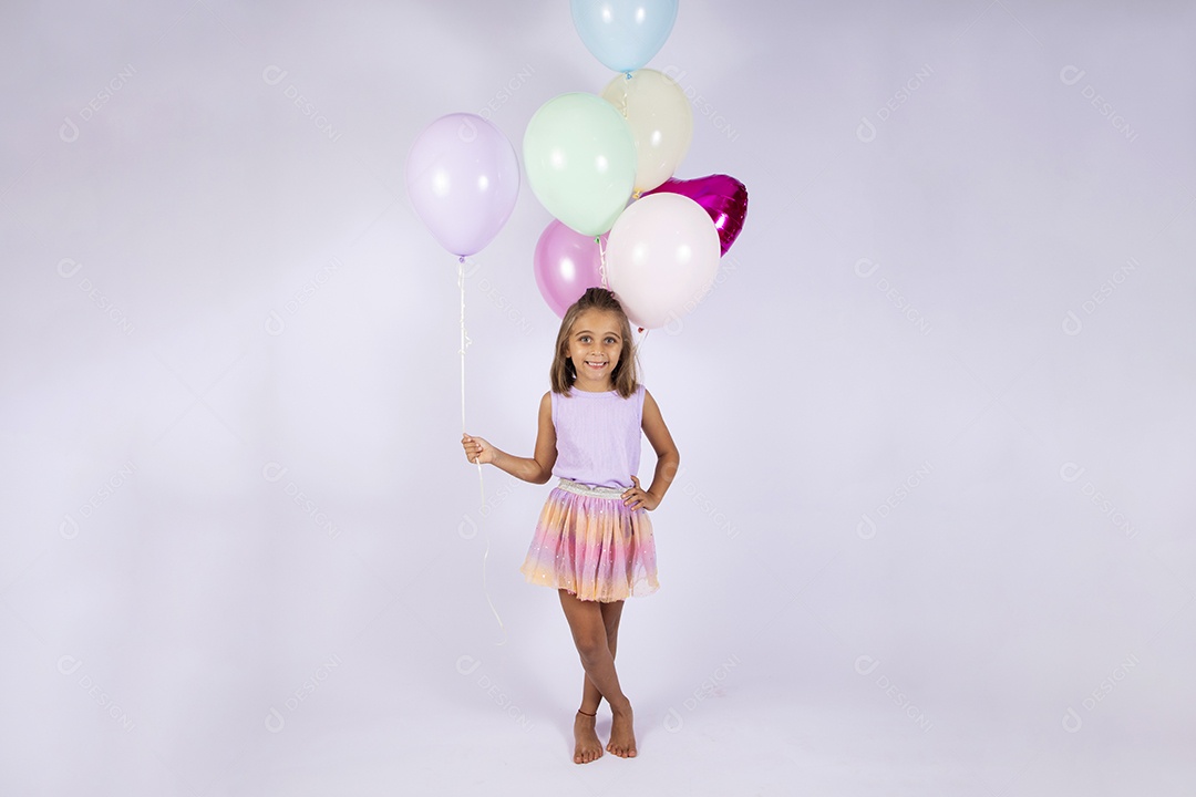 Menina em studio tirando fotos para aniversário