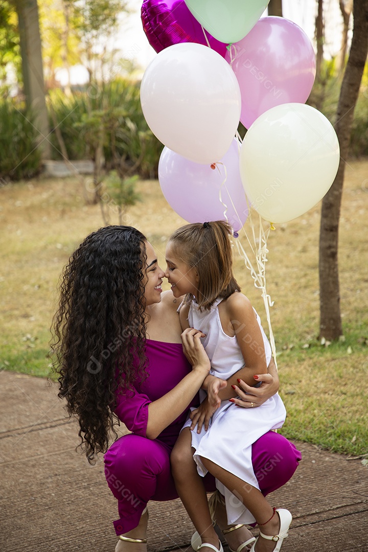 Mãe e filha dando beijo de esquimó