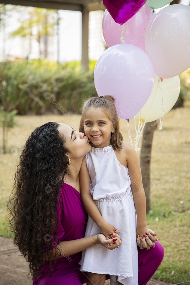 Menina e sua mãe felizes
