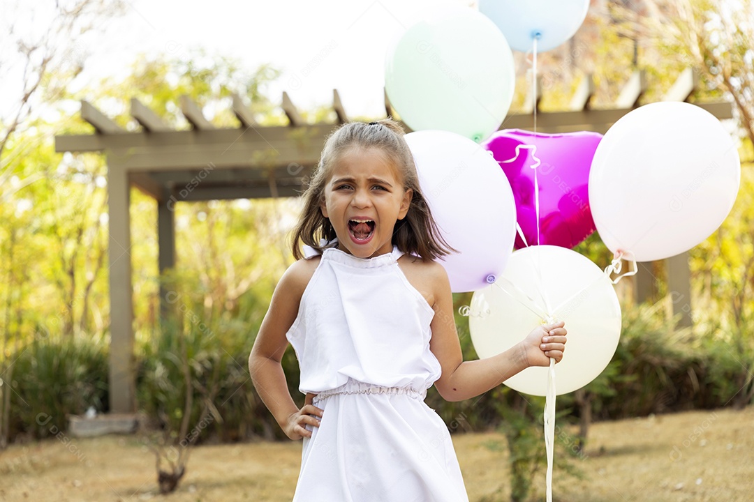 Menina contente com seu ensaio fotográfico