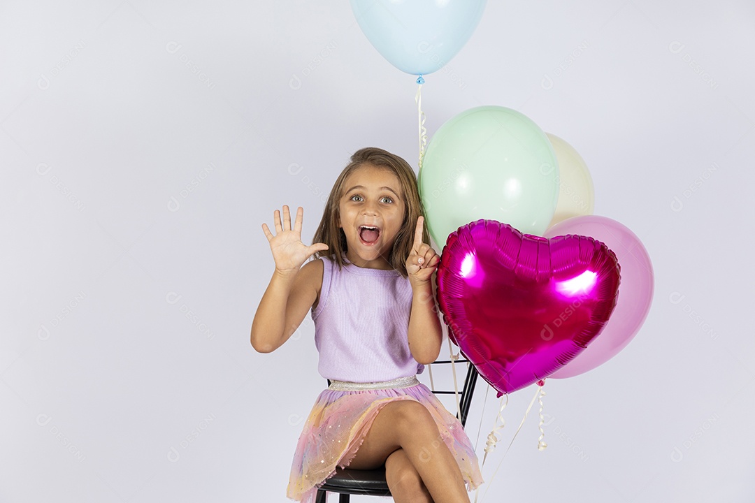 Menina linda comemorando 6 anos de idade